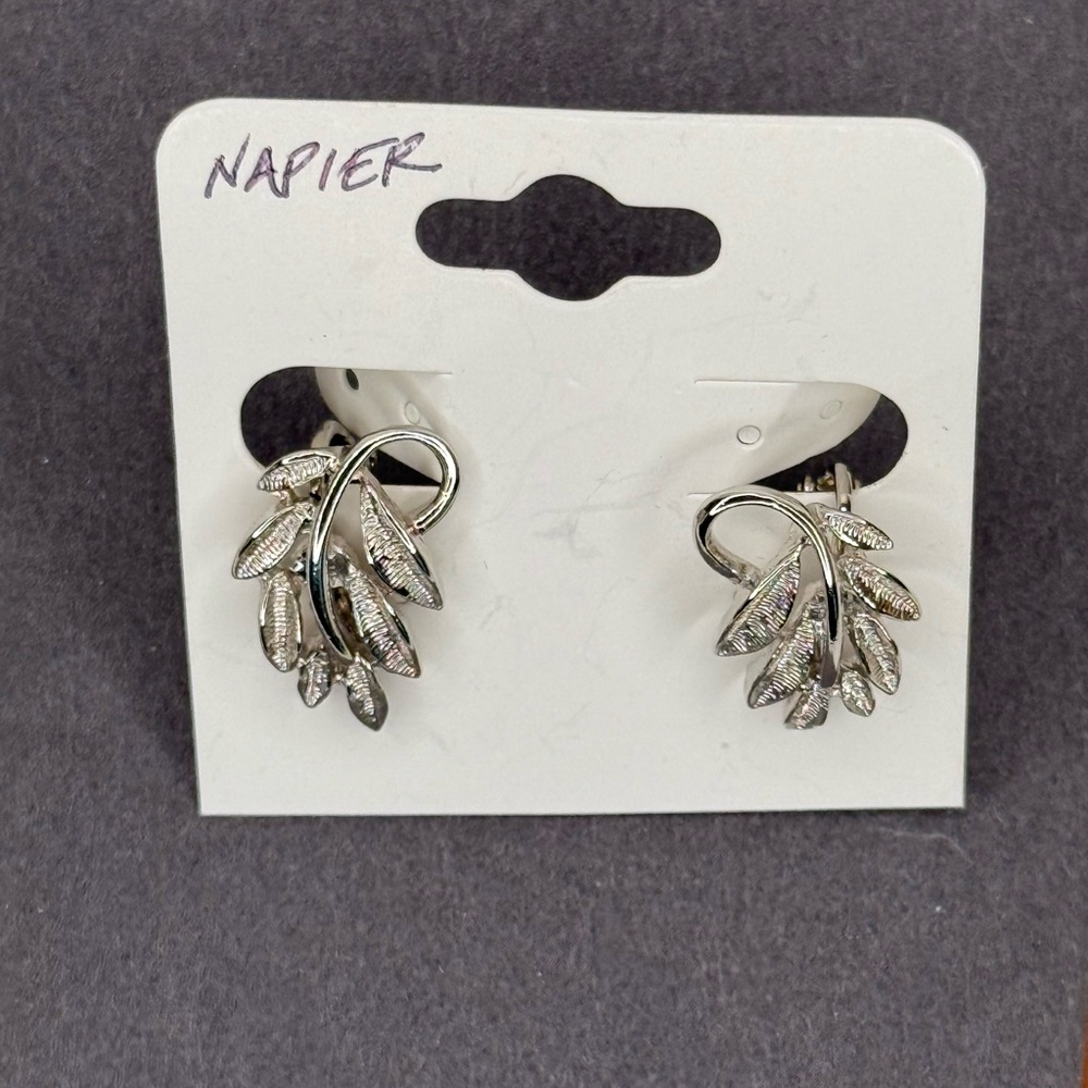 VTG Napier Silver Leaf Earrings Mid-Century Screw Back Clip On Botanical Jewelry - Picture 6 of 7